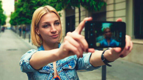 Brutti denti smorzano in fotografia il sorriso sulla bocca degli inglesi