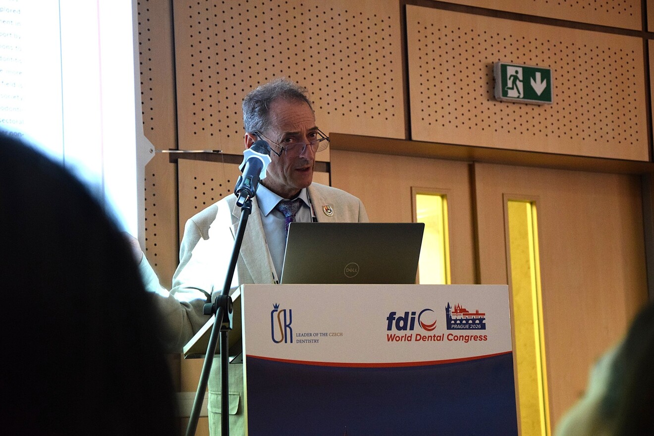 During his presenation, Prof. Iain Chapple emphasised the importance of effective daily plaque control and self-care.