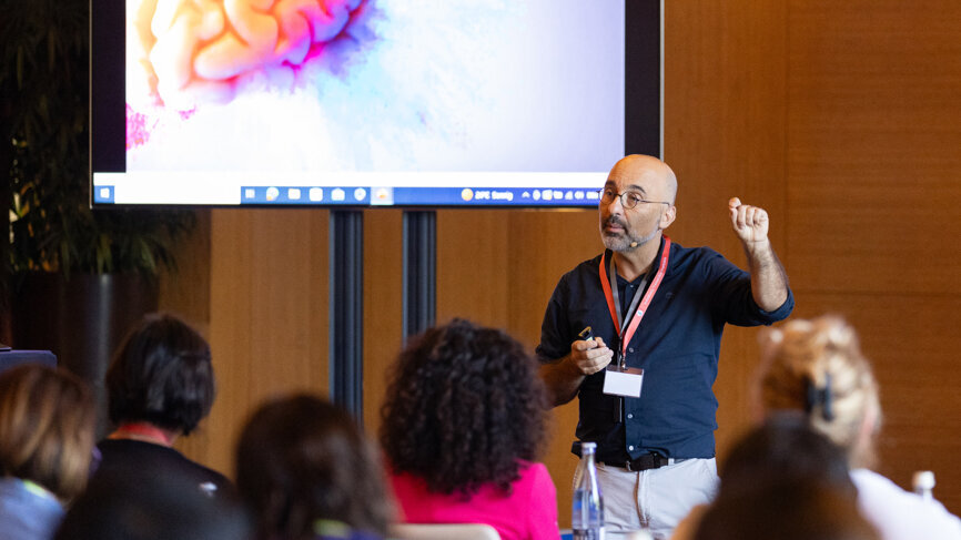Dr Mário Rui Araújo explaining how dental hygiene and behavioural change go hand in hand. (Image: Curaden)