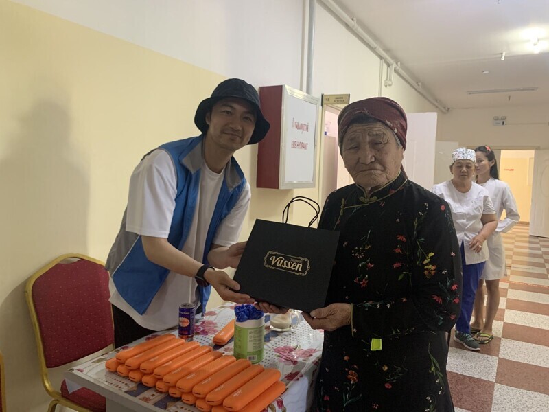 Osstem Implant’s Mongolia subsidiary, in partnership with a dental hospital affiliated with the Mongolian Dental Association, provided support for dental treatment to local residents and gave out Vussen toothbrushing kits.