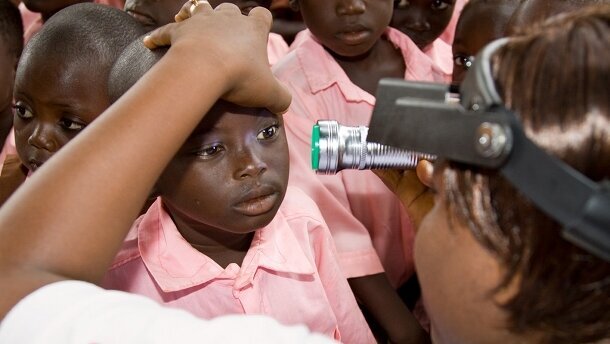 Les médecins-dentistes de la SSO et la Croix-Rouge suisse lancent un appel aux dons d’or dentaire et de bijoux