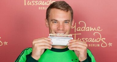 Най-добрият вратар в света дава своя зъбна отливка за Мадам Тюсо