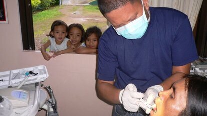 „Nehmen Sie die weltweite Armut mit einer Zustiftung in Ihre Zange!“