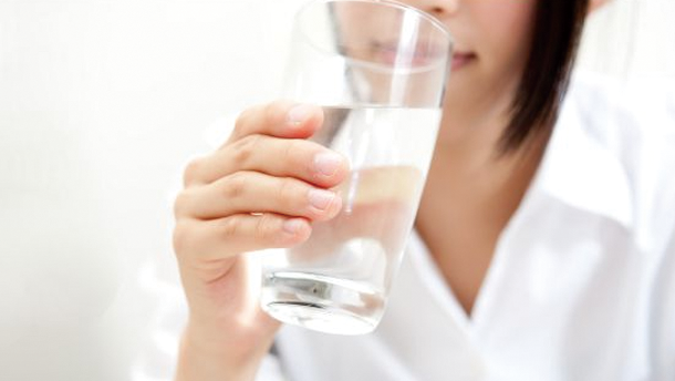 配合使用漱口水比单独刷牙更有助于口腔健康改善