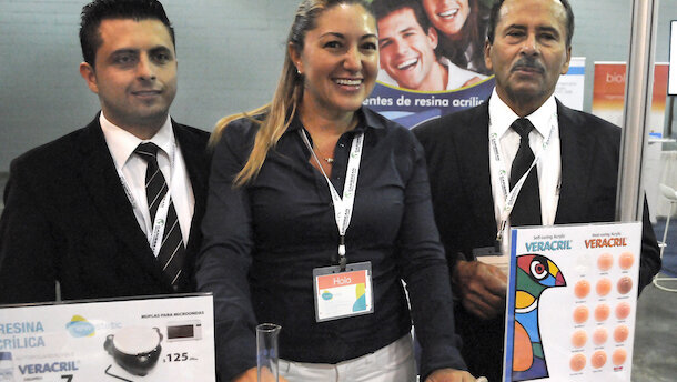 Presentan la técnica de termopolimerización por microondas