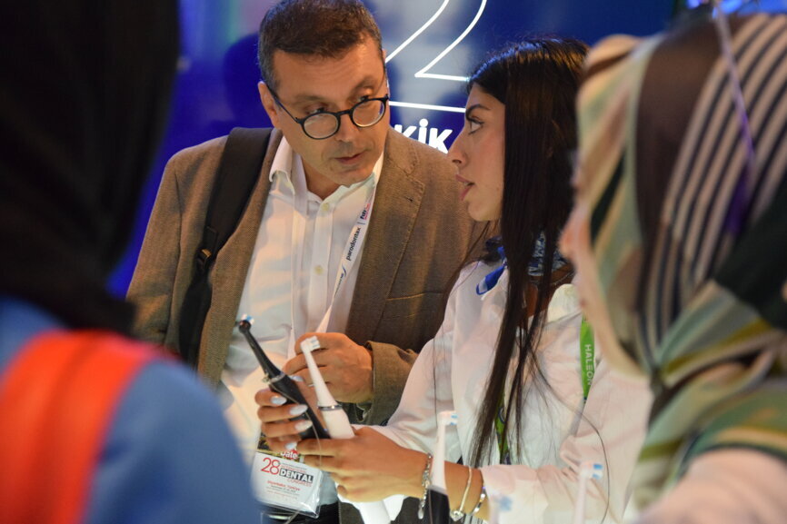 A participant learns more about the latest trends in dentistry at the congress.
