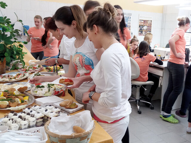 Během přestávky se mohli studenti občerstvit...