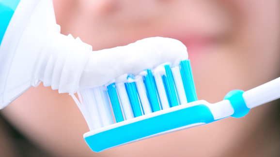 Fragwürdige Inhaltsstoffe in Zahncremes