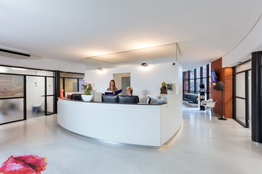 De entree van Mondzorgcentrum Wiranto & Go: rustig en overzichtelijk.