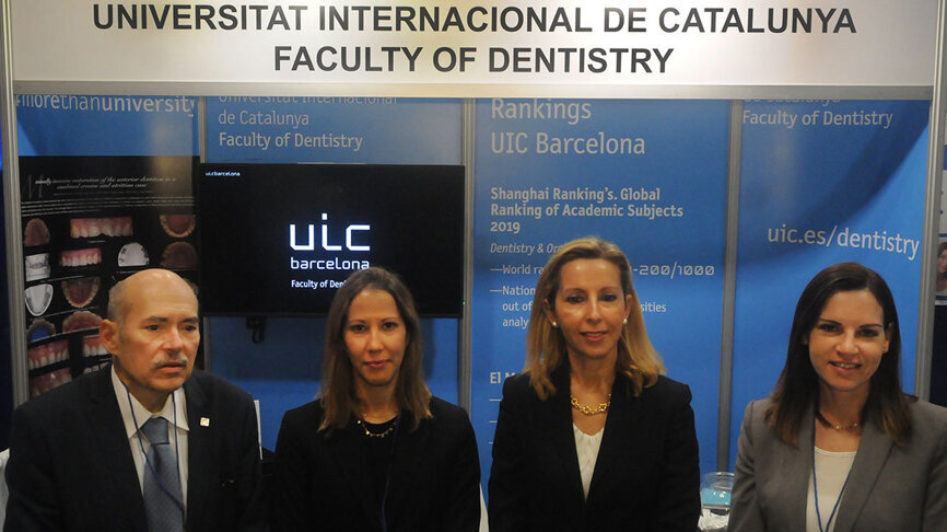 El Dr. Luis Giner, Decano de la Universidad Internacional de Cataluña, y Elisa Sanagustín, Gestora del Centro (segunda por la derecha) promovieron en GNYDM los cursos internacionales que ofrece la universidad. (Foto: José Antonio Rosario para Dental Tribune)