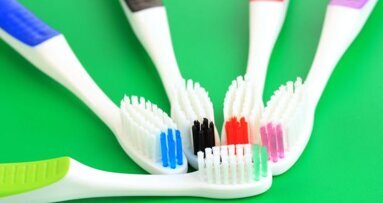 Haagse tandarts brengt tandpasta naar vluchtelingen