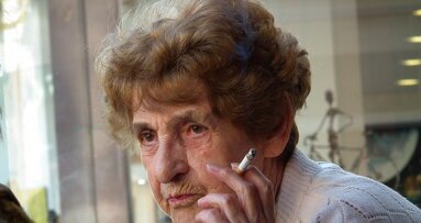 Kobiety po menopauzie częściej tracą zęby, jeśli palą papierosy
