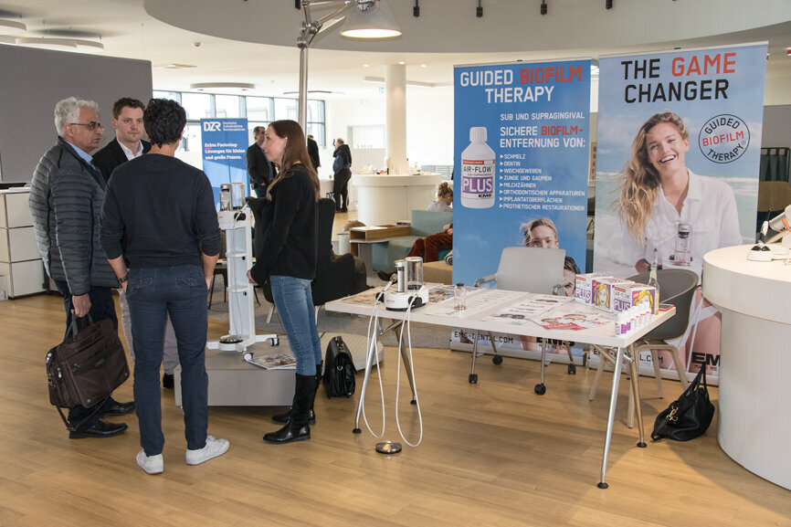 EMS-Vertriebsleiter Jörg Jarschewski die Vortragsteilnehmer zum EMS-Stand vor Ort ein und wies darauf hin, dass seine Vertriebs-Teams auch individuelle Besuche in Praxen abstatten und das Prophylaxeprotokoll live vorführen.