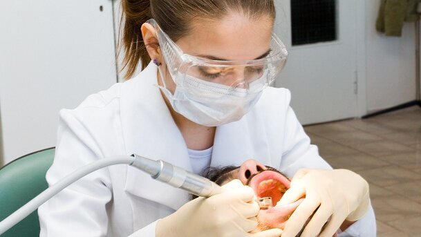 'Nieuwe’ tandarts is steeds vaker jonge vrouw