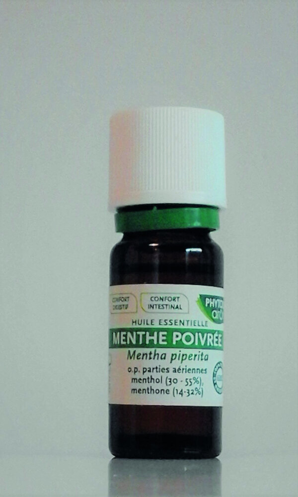 Flacon d'huile essentielle de menthe poivrée