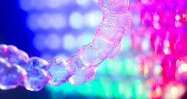 科学家分析隐形矫正器上的细菌