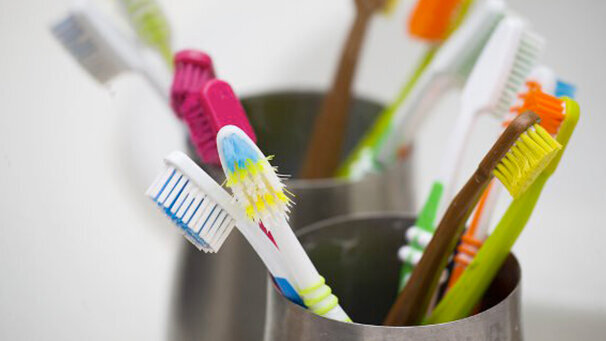 Ricercatori indiani raccomandano la regolare disinfezione dello spazzolino