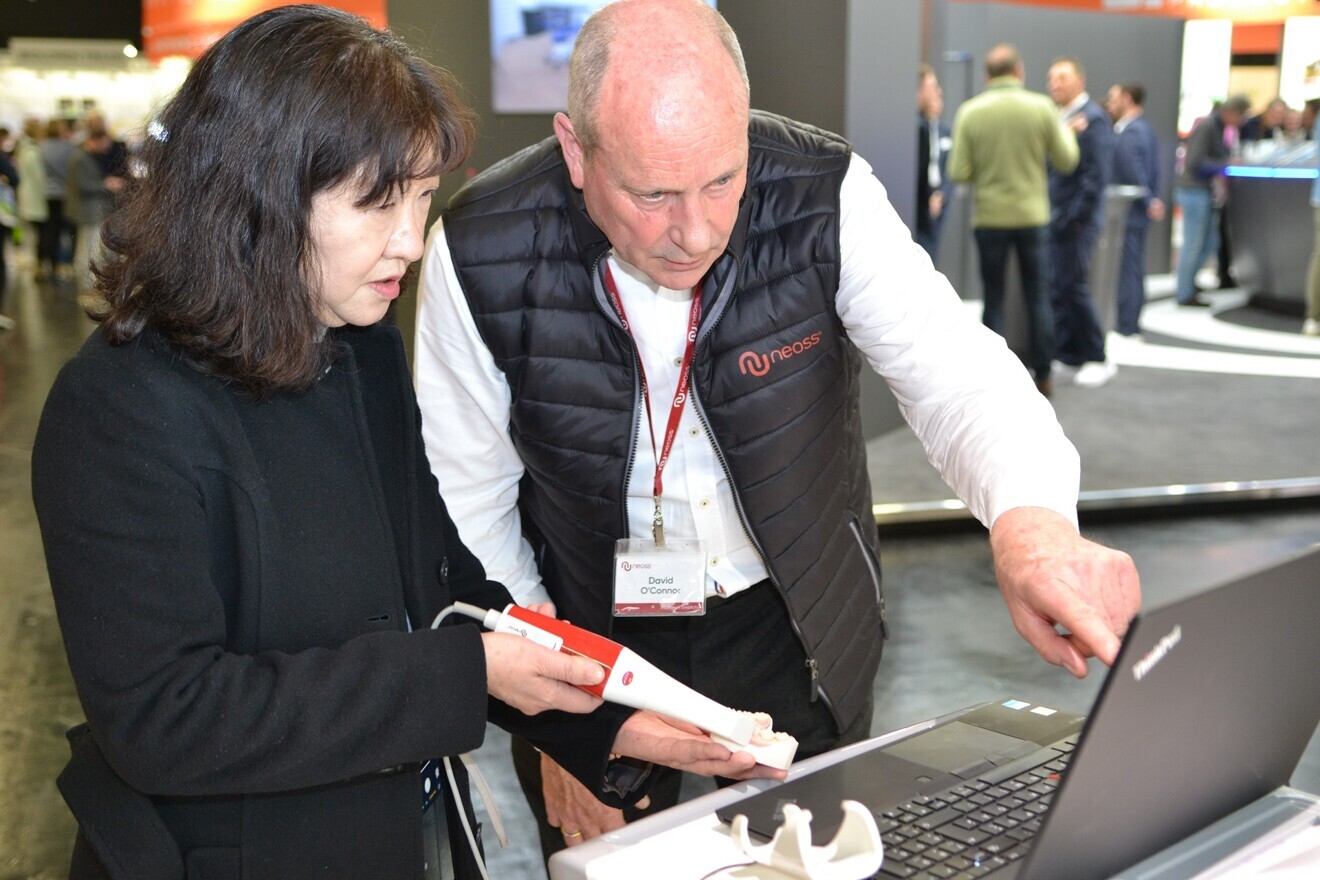 Product demonstration of the NeoScan 1000. 