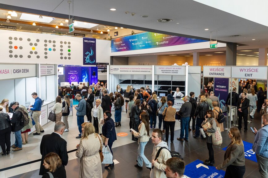 Scena KRAKDENT MeetUp staje się centrum wiedzy, debat i prezentacji ekspertów z różnych dziedzin stomatologii. (Zdjęcie: KRAKDENT)