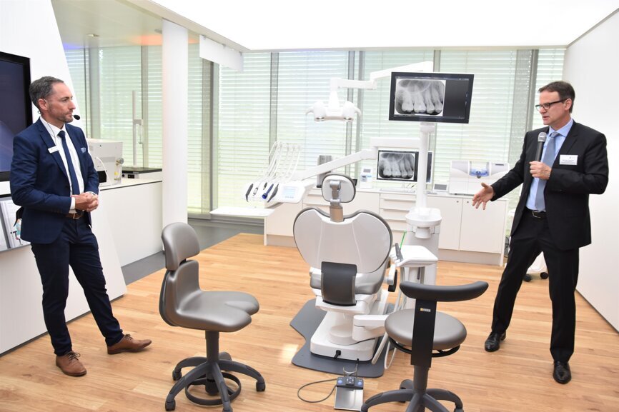 Jörg Riedmiller (left; Trainer for Dentsply Sirona treatment centres) and Michael Glemser (Director of the Dentsply Sirona Academy) introduce the new showroom (Photograph: Oemus Media AG)