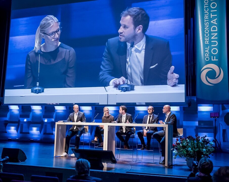 Tavola rotonda: Prof. Dr. Florian Beuer, Dr. Tabea Flügge, Dr. Wiebe Derksen, Dr. Peter Gehrke, ZT Carsten Fischer (da sinistra a destra).