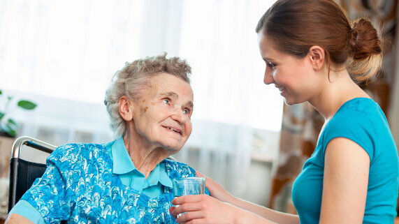 Médecine dentaire gériatrique: la prophylaxie avant la thérapie
