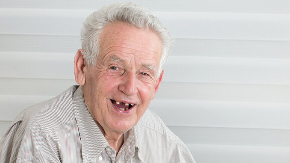 Society’s poorest have eight fewer teeth