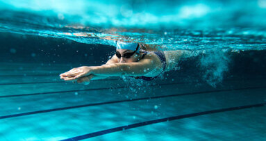 Badania wskazują na związek między pływaniem w zawodach a przebarwieniami zębów