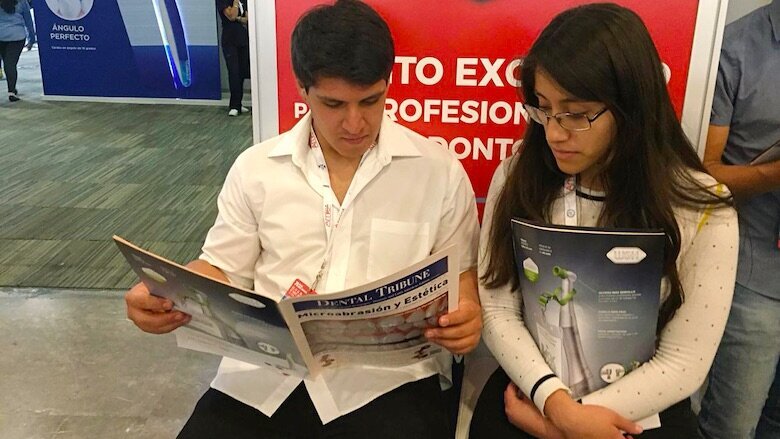 Odontólogos, técnicos dentales, estudiantes y personas de todas las edades recibieron ejemplares de Dental Tribune y de AMIC Today, el periódico de ferias de la editorial. Incluso niños y hasta un osito de peluche, como se aprecia en las fotos, se divirtieron y aprendieron leyendo la publicación más leída en América Latina. (Fotos: Michelle Arias)