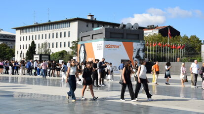 Participants arrive at the 2024 FDI World Dental Congress. (All images: DTI)