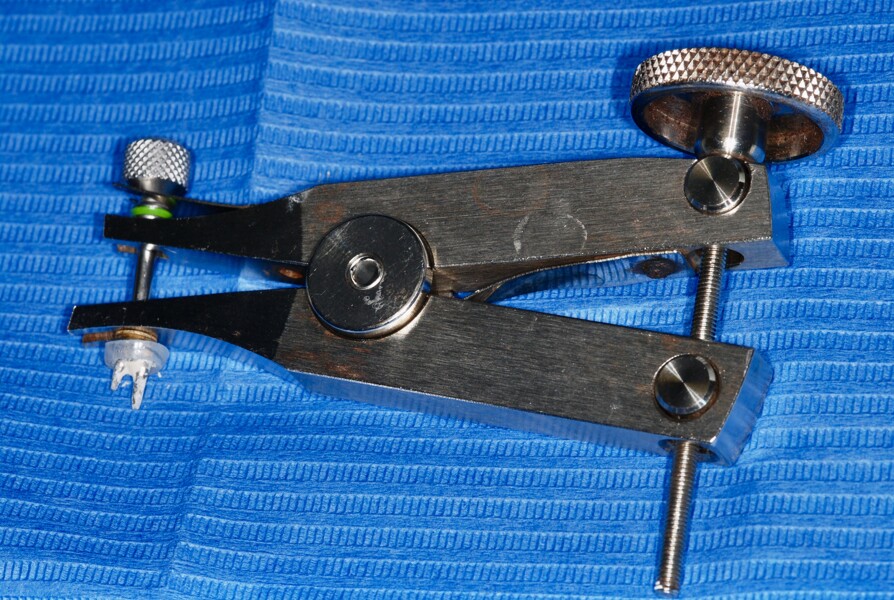 Fig. 8 : Tenon retiré après sa prise par l’extracteur.