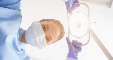 Studie upozorňuje na souvislost mezi osvětlením v zubní ordinaci a poškozením sítnice