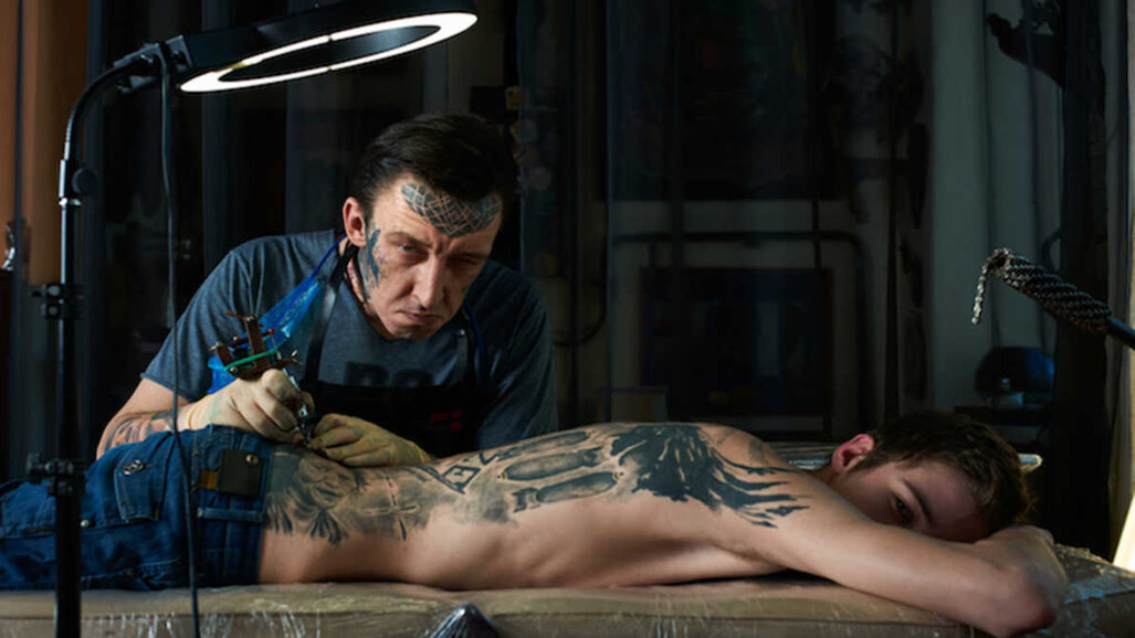 O modificador corporal planejava remover molares femininos após sessão no YouTube, disse o tribunal