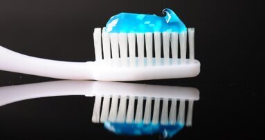 Niedrige Eindringung in den Zahnschmelz