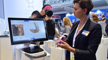 Élodie Cantuel, CAD/CAM sales specialist at Dentsply Sirona, demonstrating the company’s Primescan intra-oral scanner. (Photograph: Franziska Beier, DTI)