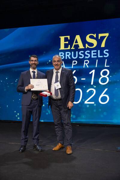 Dr Linton Nash, following his presentation, receiving a certificate from Dr Chris Laspos.