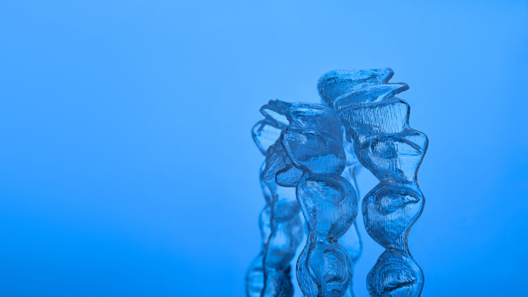 Alinhadores transparentes: estudo examina perda de ancoragem durante a distalização de molares superiores