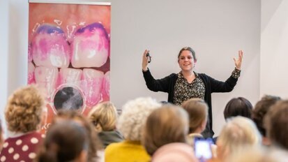 Kom van die plaque af!