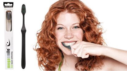 La brosse à dents noire blanchit les dents grâce à des particules de charbon
