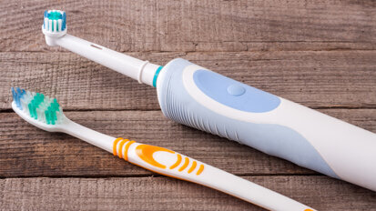 Elektrische oder Handzahnbürste? Putztyp spielt eine Rolle Elektrische oder Handzahnbürste? Putztyp spielt eine Rolle