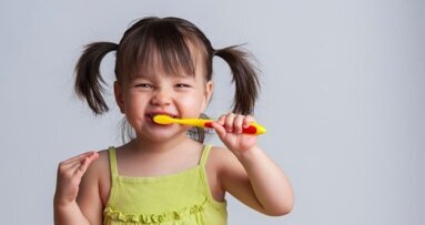 Leren schrijven door je tanden te poetsen