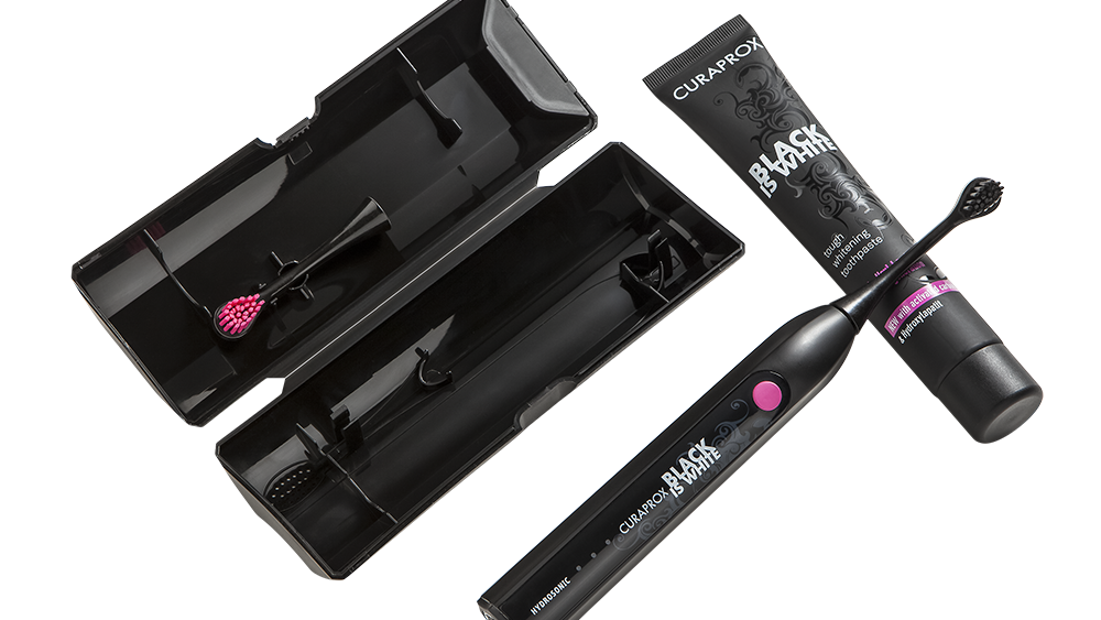 Escova elétrica hidrosônica Black is White potencializa o clareamento dos dentes