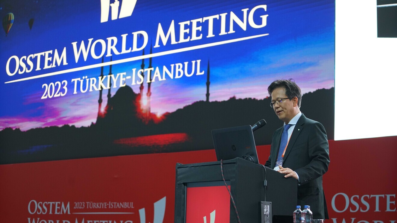 Dr Kyoo-Ok Choi, founder of Osstem Implant, delivering his welcoming address.