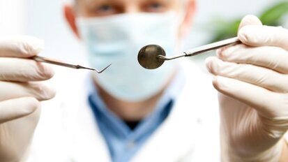 Dentista suspenso devido a tratamento de baixa qualidade e comportamento inadequado