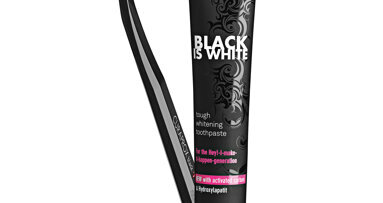 Creme dental de cor preta ajuda a manter clareamento dos dentes