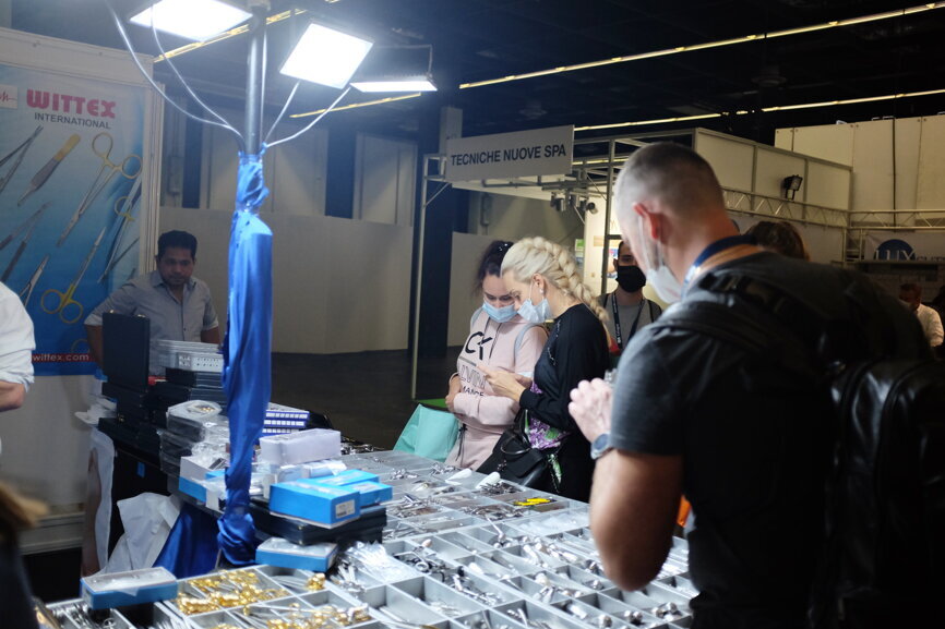 Shopping for dental instruments, IDS style. (Image: Dental Tribune International)