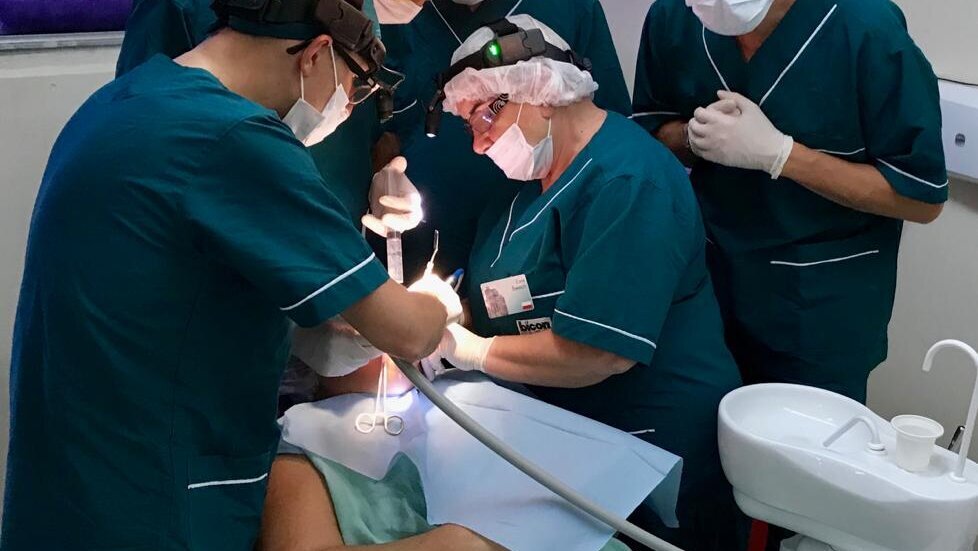 Praktyczne kursy implantologiczne z chirurgią na żywo