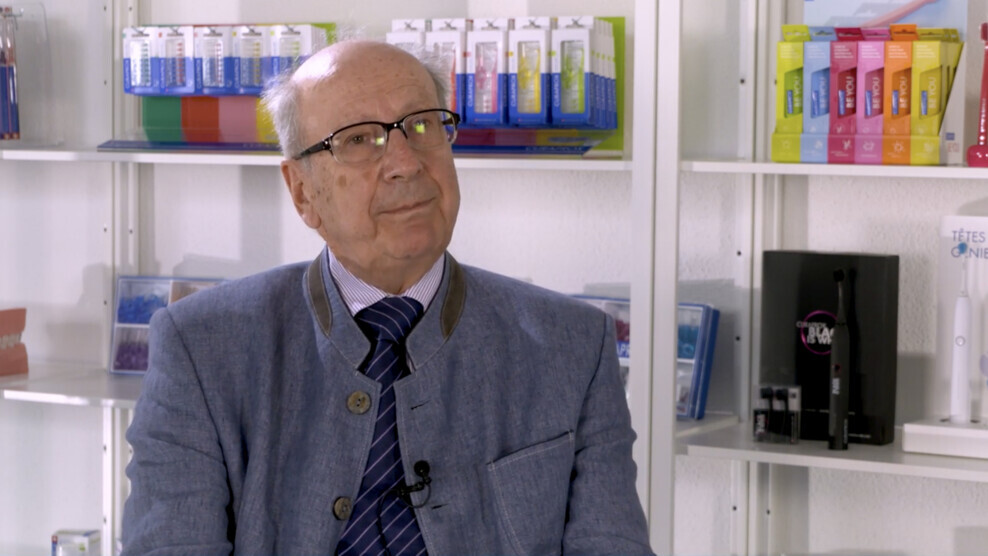 Ulrich P. Saxer 博士是 Curaprox Hydrosonic 专业声波牙刷的联合设计师。 （图片来源：库拉登）