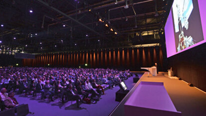 Des milliers de praticiens assistent à la plus grande rencontre internationale de dentisterie implantaire à ce jour