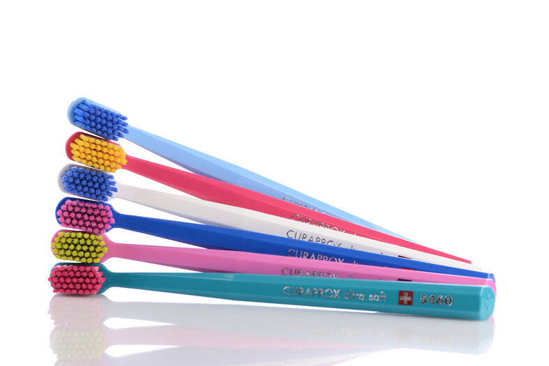 CS 5460 di Curaprox spazzolino di comprovata qualità ed efficacia nella profilassi orale quotidiana grazie alle sue 5460 setole ultrasottili in CUREN. È disponibile in 36 combinazioni di colori e molteplici edizioni limitate dal design unico.
